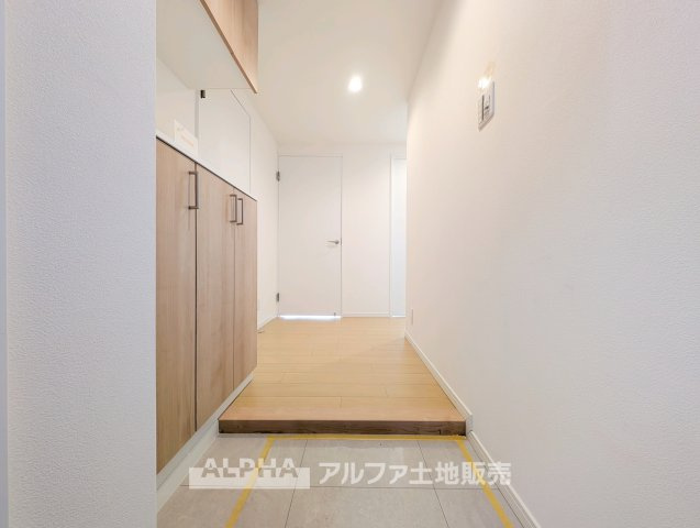 【Welcome　Space】　◆玄関◆帰宅時にほっとできる、穏やかな空気感の玄関。整った空間が日々の切り替えを自然にサポートし、来客時にも好印象を与えます。