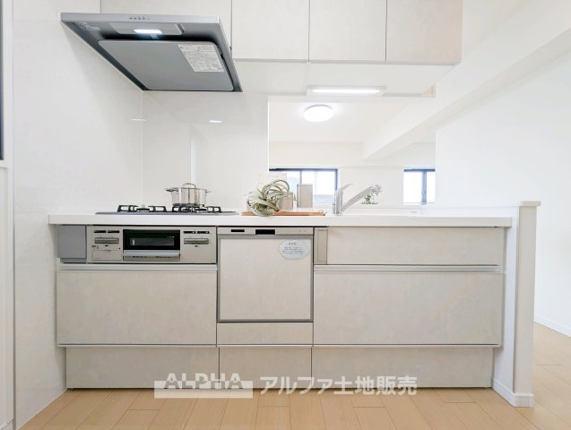 【Daily　Comfort】　◆毎日を整える空間◆使いやすさに配慮されたキッチンは、料理をする時間まで楽しく感じられる場所。暮らしのリズムに自然と馴染み、心地よい日常を演出します。