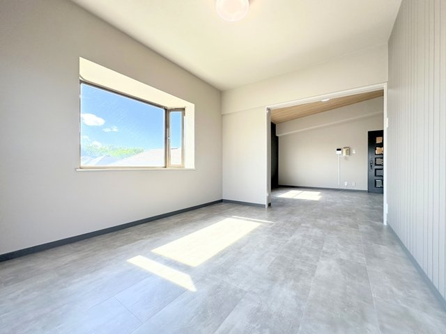 LDKと隣接する扉を開放すれば約17帖の広々とした空間になります