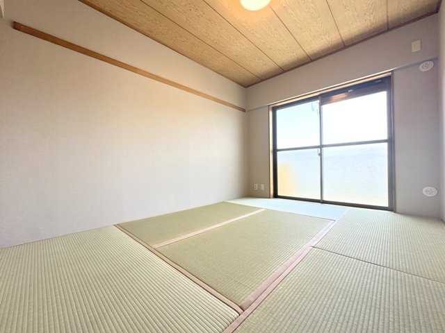 南側から差し込む明るい光に包まれる和室