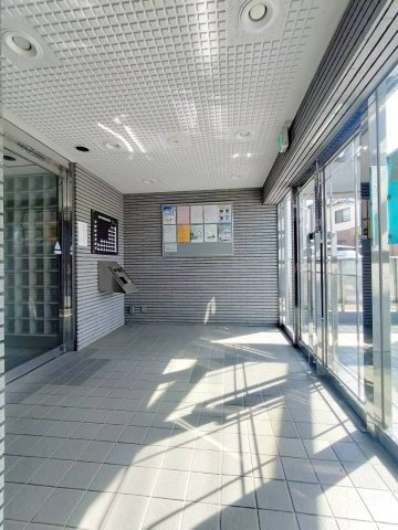 外からの風や埃の侵入を抑える風除室を兼ねたエントランス。居住空間の快適性を高めるとともに、洗練されたアプローチを演出します。