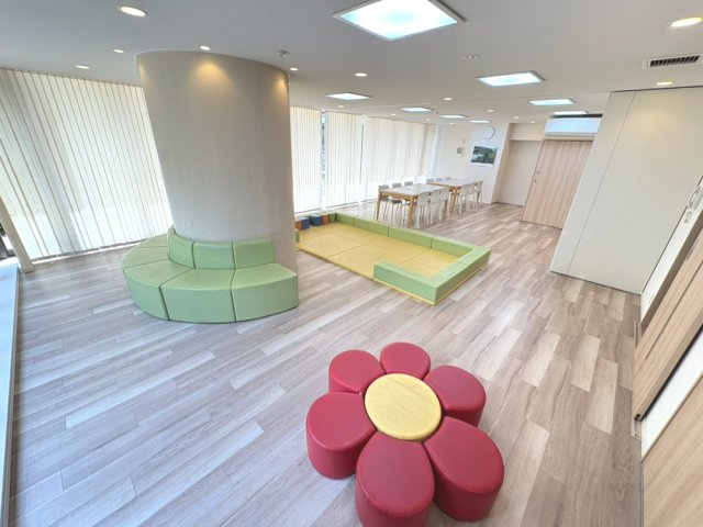 共有のパーティールームがあります！広々としているので、お子様ものびのび遊べます！