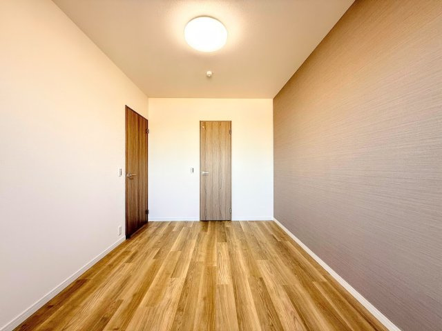 ◆室内はいつも明るい印象なので気持ちの良い朝を迎えられます。各部屋にはクローゼットを完備しており、収納が多いお家はすっきりして快適空間です。
