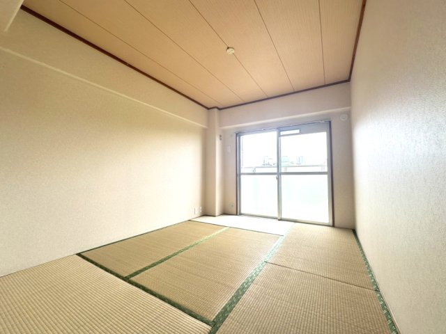 約6帖の和室です。バルコニーに通じる大きな窓があります。LDKと別の和室につながります。