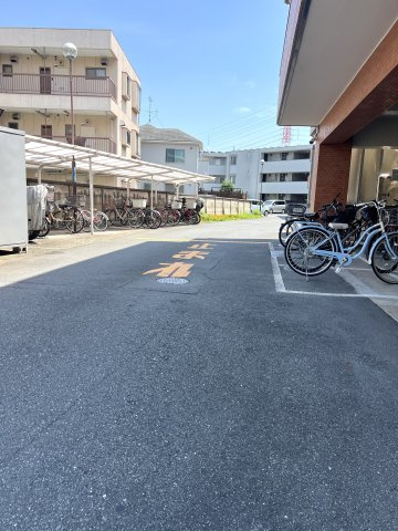 建物左側手前に駐輪場がございます。