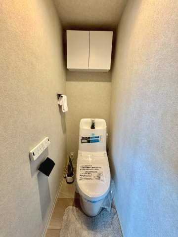 収納スペース付きでトイレが綺麗に片付きます