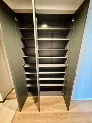 玄関が整い、来客時にも気持ちよく迎えられます