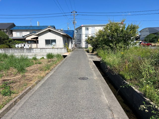 周囲には自然が残り、のどかな環境ながら主要幹線道路へのアクセスも良く、福山中心部や府中方面へも軽快に移動できます。静かな住環境と利便性を両立できる立地で、ゆとりある土地を検討される方におすすめです。