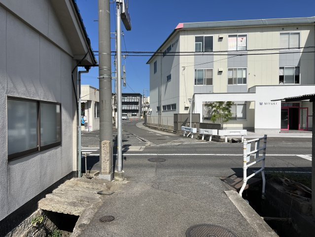 徒歩圏内には県道391号線（福山府中線）があり、福山中心部や府中方面への移動もスムーズ。自然に囲まれた落ち着いた環境、アクセスの良さを兼ね備えた魅力的な立地。ゆとりある敷地を活かして理想の住まいを実現
