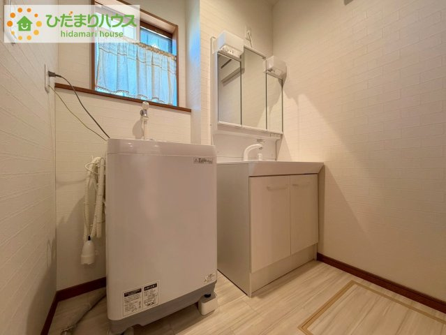 三面鏡の大きな鏡は憧れます(^^♪　鏡の後ろは収納となっていて、細かいものでも収納できるのでスッキリと整理できます！