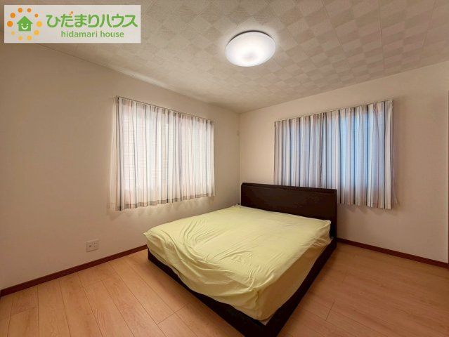 2面採光の、明るい洋室は、両方の窓を開ければ通風もしっかりとでき、室内の環境を快適に保ちます。住宅街ですので、窓を開けていても、騒音の心配が少ないのもメリットです。