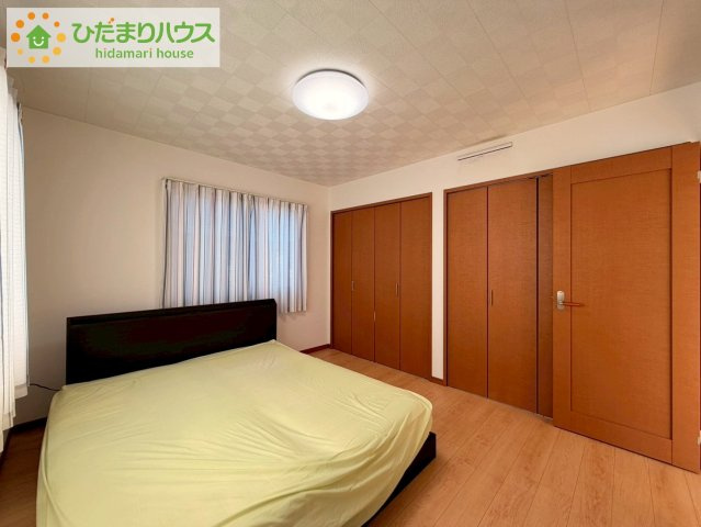 温もりある自然光を感じていただける居室です。飽きのこないナチュラルなデザインの空間は、色褪せることのない心地良さを作ります。