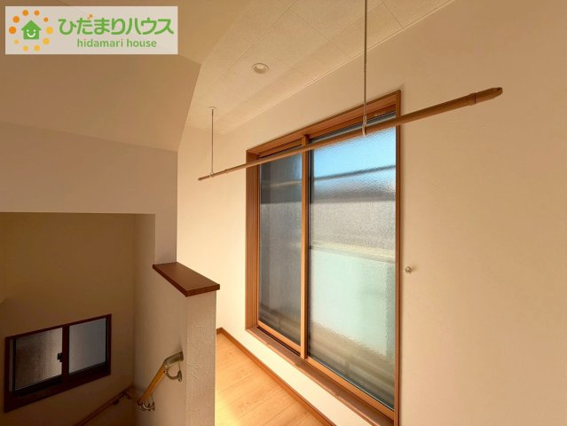 2階にホスクリーン付き。Z空調（家全体を一定温度に保つ全館空調）搭載で、室内干しでも洗濯物が乾きやすい住まいです。