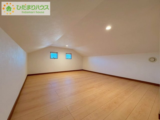 お子様の遊び場や収納として活躍する屋根裏部屋付きの住まいです。