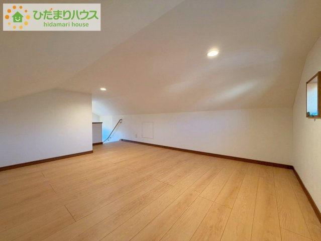 季節物の収納や書斎・趣味部屋として使える屋根裏部屋を備えています。