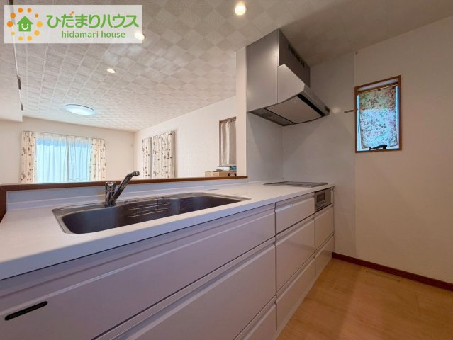 『料理中も子供の成長を見逃さない』。使いやすくスタイリッシュなカウンターキッチンには、その開放感もさることながら『お子様を見守りながら』の安心感があります。