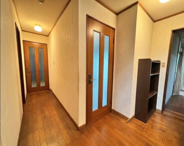 室内の廊下はゆとりある幅で移動しやすく、各部屋への動線もスムーズ。落ち着いた内装で統一されており、住まい全体に統一感を与えています。収納スペースも設けられており、日常生活の使い勝手にも配慮された設計。
