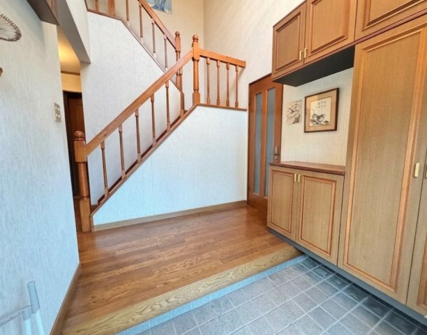 広々とした玄関スペースは、収納力のある下駄箱付きで靴をすっきり整理可能。段差もゆとりがあり、出入りしやすい設計です。来客時にもゆったり対応できる広さで、住まいの第一印象を良くしてくれる空間です。