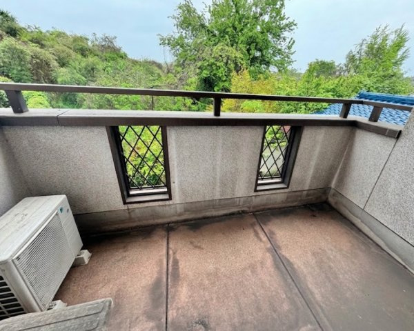 開放感のあるバルコニーは、洗濯物干しはもちろんちょっとした外気浴にも最適。周囲の緑を感じられる眺望で、リラックスできる空間です。十分な広さがあり、日々の生活にゆとりをもたらしてくれます。