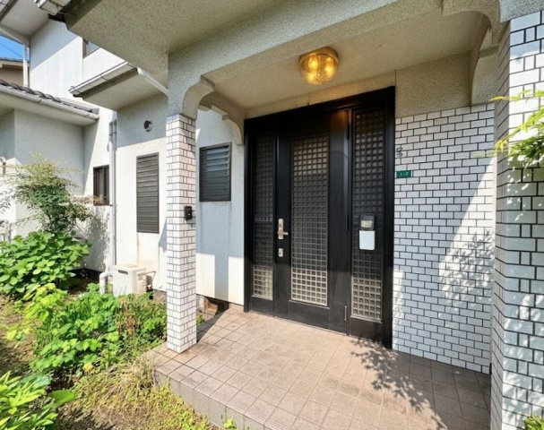 重厚感のある玄関アプローチが印象的な外観。屋根付きのため雨の日でも安心して出入りが可能です。ゆとりあるスペースで来客時にも対応しやすく、落ち着いた雰囲気が住まいの第一印象を高めてくれます。