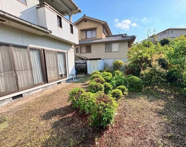 広々としたお庭スペースは、ガーデニングや家庭菜園など多彩な使い方が可能。日当たりも良く、四季折々の変化を楽しめる環境です。お子様の遊び場やペットとの時間、BBQなど戸建ならではの暮らしを満喫できます。