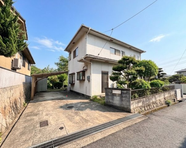 敷地内にはゆとりある駐車スペースを確保。カーポート付きで雨や日差しから大切なお車を守ることができます。複数台の駐車にも対応可能で、ご家族での利用はもちろん来客時にも安心。車の出し入れもしやすい配置。