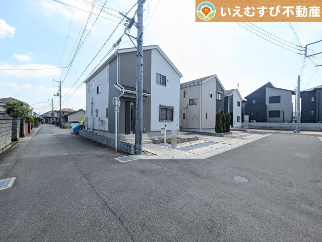 北西角地で開放的　ゆとりの広さの前面道路でお車の出し入れ楽々♪開放的な角地で日当り良好！