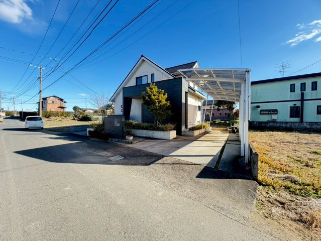 広々とした敷地約120坪以上！開放感もあり陽当り良好です！南側にはウッドデッキとお庭スペース！全居室6帖・納戸2か所・ゆとりある収納豊富な間取りです！駐車スペース3台可！(車種による)