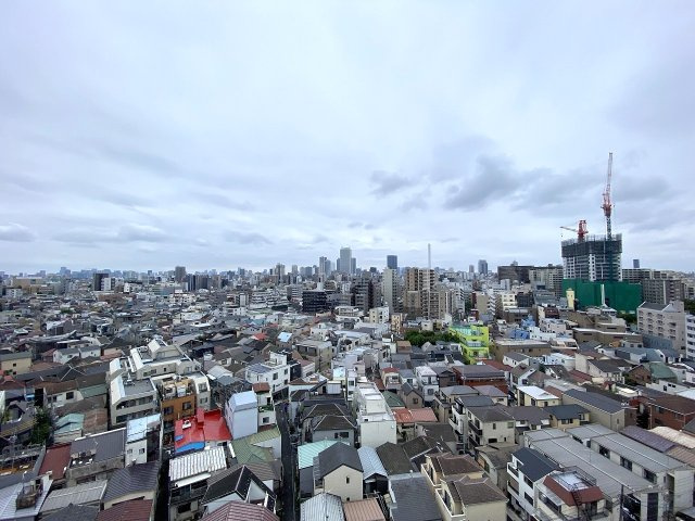 12階部分につき眺望・通風ともに良好な心地よい景色が広がります。前面に遮るものがなく、爽やかな風と明るい光を感じながら日々の疲れをリフレッシュできる非常に恵まれた環境です。