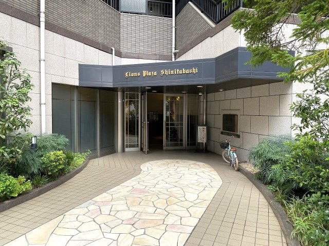 マンションの表情とも言える清潔感にあふれたエントランスアプローチです。手入れの行き届いた敷地からは管理体制の良さが感じられ、毎日の帰り道を温かく迎え入れてくれます。