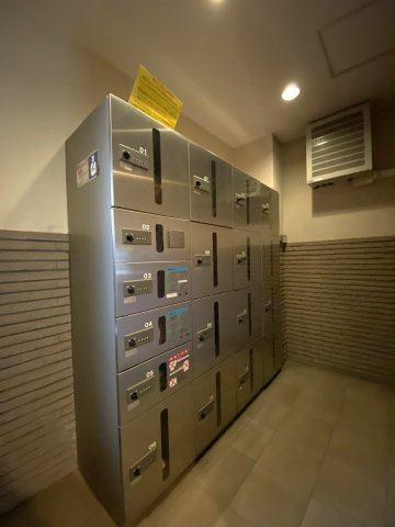 24時間いつでも荷物が受け取れる便利な宅配ボックスを設置しております。外出中やお仕事で忙しい日でも配達時間を気にせず荷物を受け取れるため、日々の暮らしの利便性が向上します。