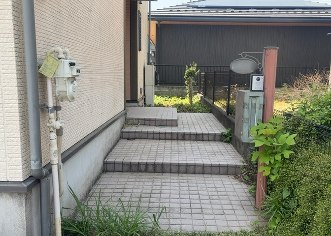 玄関ポーチにおいて最も重視すべきと言っても良いのが広さです。適切な広さの玄関ポーチでないと外見的なバランスは崩れてしまいますし、何より使いにくくなってしまいますので、現地で実際に下見をしてみましょう！