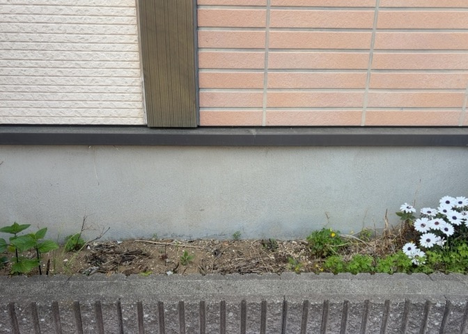 床下換気口は、床下に湿気がこもることを防ぎ、効果的に換気を行うために設置されています。床下換気口が設置されていない建物は、基礎パッキング工法などにより換気を行なっています。詳細は現地でご確認ください。