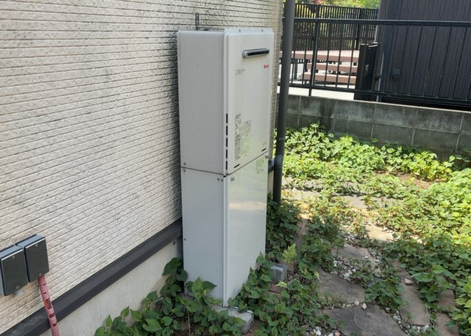 省エネ給湯器とは従来型の給湯器より熱効率が高く、少ない燃料でたくさんのお湯を沸かすことが出来る高効率な給湯器のことを指します。また、省エネ給湯器には種類があり、利便性や効果なども様々です。