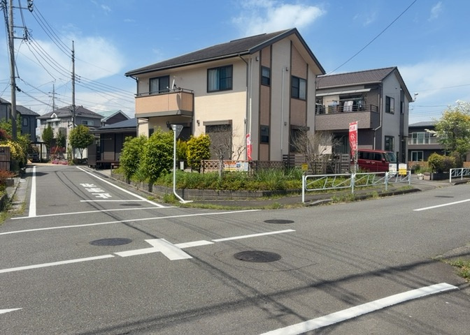 南側道路の場合は長い時間光を入れ込むことができるため、庭やリビングを道路側に持ってくることが多く土地価格も高い傾向にあります。一方北側道路だとリビングや庭が南側になりプライバシーを守ることができます。