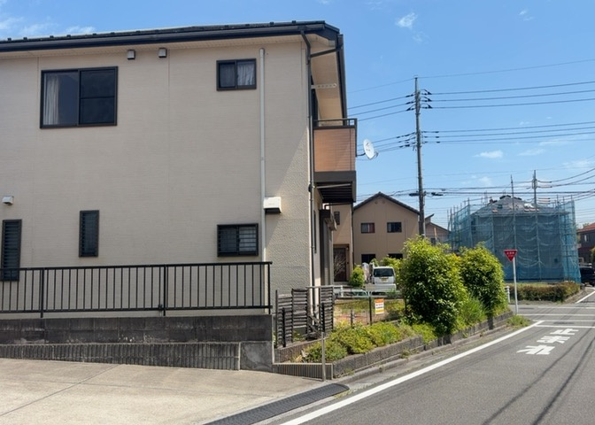 東側道路の場合は居室を南向きに設計しやすいため、朝日が入りやすいというメリットがあります。一方、西側道路も東側同様に居室を南向きに設計しやすいのですが、住宅地だと朝日が入りにくいという弱点があります。