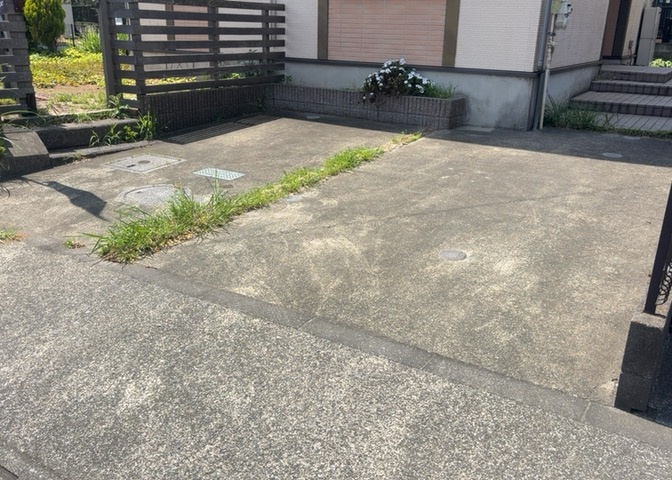 車一台あたりに必要なスペースは、標準サイズの普通自動車で横幅2m50cm、長さ5mは必要になります。ただし、乗降のことも考慮して横幅3m30cm、長さ5m50cmほどは確保できるところを選びましょう。