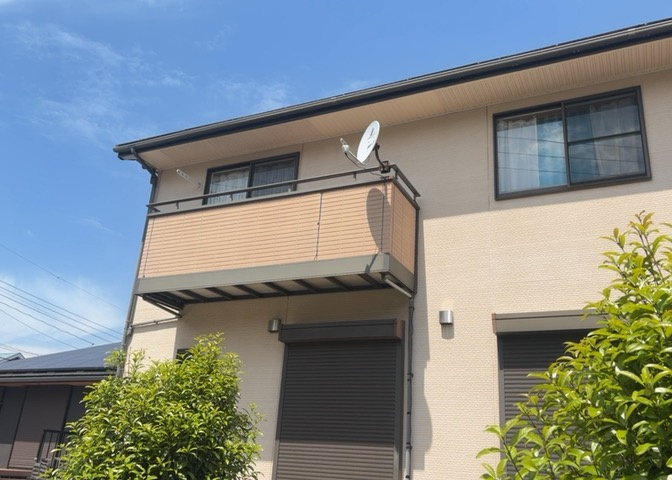 バルコニーは、建物内から室外へ楽に出入りできる便利なスペースです。また、バルコニーには手すりを付けることが義務付けられており、手すりの高さは110cm以上で施工することが建築基準法で定められています。