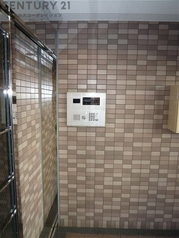 オートロック式エントランスは他の住民や外部の人間が簡単に出入りできないため、個々の住戸が安全に保たれます。同時に、訪問者が来訪する場合にはインターホン等で確認することができ、不要な来客を遮断できます。