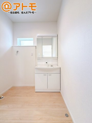 洗面所って朝に混み合いませんか？広々とした脱衣所、3面鏡の独立洗面台で朝の時間を少しお手伝い♪