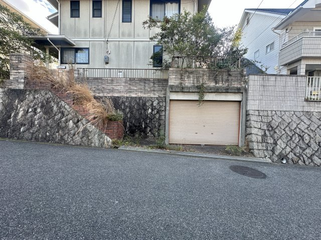 シャッター付き車庫を備えた駐車スペース。大切なお車を雨や直射日光から守れる点が魅力です。前面道路との高低差も少なく出入りしやすい配置で周辺は交通量も比較的落ち着いており日常の車利用も安心して行えます。