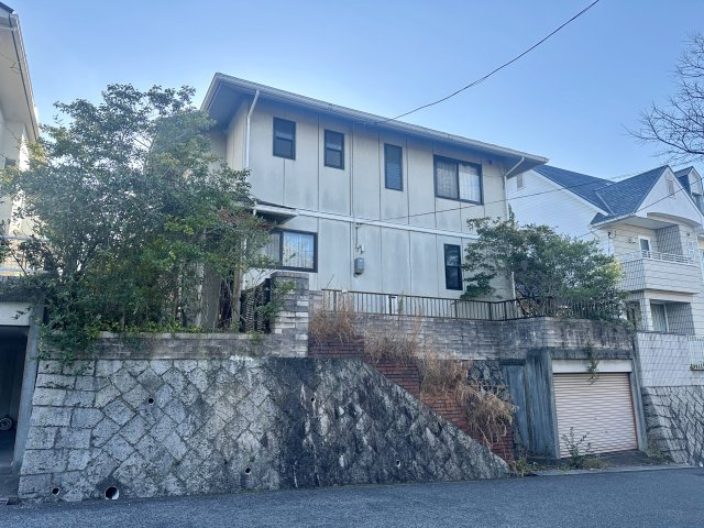 高台に建つため周囲の建物から距離があり開放感を感じられる外観。敷地全体にゆとりがあり植栽が住まいに落ち着いた印象を与えています。前面道路は比較的交通量が少なく、静かな住環境で安心して暮らせる立地です。
