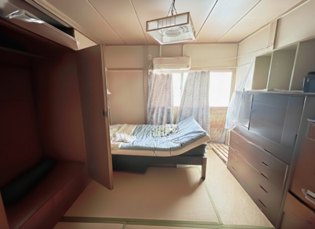 昔ながらの和室で、落ち着きのある空間が広がっています。現在は荷物や家具が置かれ、やや暗い印象ですが、窓周りを整理しカーテンを明るい色に替えるだけでも開放感が増して、和モダンな部屋に生まれ変わります。