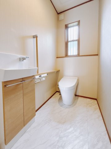 ■トイレ｜1階と2階にトイレがございます。トイレには窓がついていますので常に換気をすることができ清潔を保てます♪