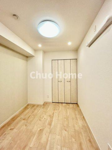 【寝室】心と体をゆったりと安らげる主寝室。寝室のゆとりが大きい分だけ、暮らしの安らぎは深まります。一日の疲れを癒すだけでなく、ご夫婦の親密な語らいを紡ぎ出します