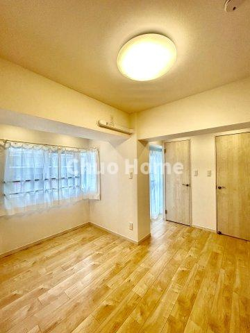 【洋室】快適に過ごす条件は、一人ひとり違います。だからこそ飾り過ぎないシンプルな内装と偏り過ぎないデザインで統一しております。居住していく中でオーナー様だけの【マイホーム】に創り上げて下さい