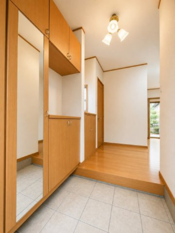 開放感のある玄関ホールは、ご家族やお客様を気持ちよく迎える空間。収納スペースも充実しており、ベビーカーや荷物の出し入れもスムーズです。