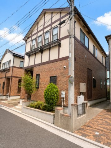 落ち着いた住宅街に佇む住まい。道路との高低差が少なく、車の出し入れもスムーズです。