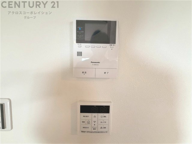 訪問者が来たときにテレビ画面で確認できるため、安心してドアを開けられます。録画機能があるものもあり、留守中に来訪者を記録しておくことができます。利便性が高く、セキュリティ面でも安心です。