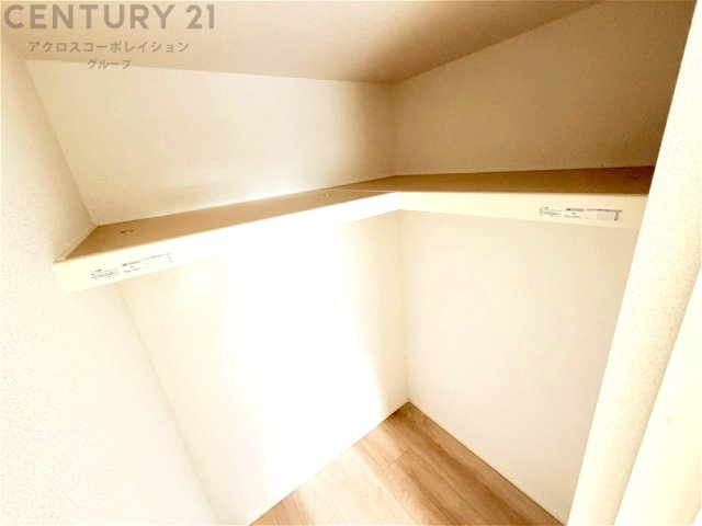 収納力が高く洋服や小物を整理しやすく、更衣室のように使え、部屋がすっきり保てます。収納の配置を自由に調整でき、換気性が良く防湿・防虫対策も可能。快適で機能的な生活空間を実現できます♪